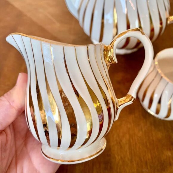 Vintage Sadler “Gold Swirl” teapot with cream and sugar - Picture 5 of 8